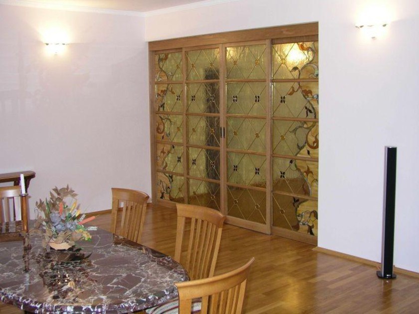 Перегородка для гостиной с цветным стеклом и декоративными вставками Могилёв