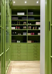 Г-образная гардеробная комната в зеленом цвете Могилёв